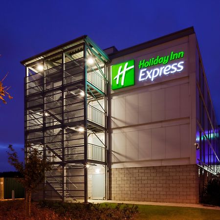 Holiday Inn Express London Stansted Airport By Ihg Stansted Mountfitchet Εξωτερικό φωτογραφία