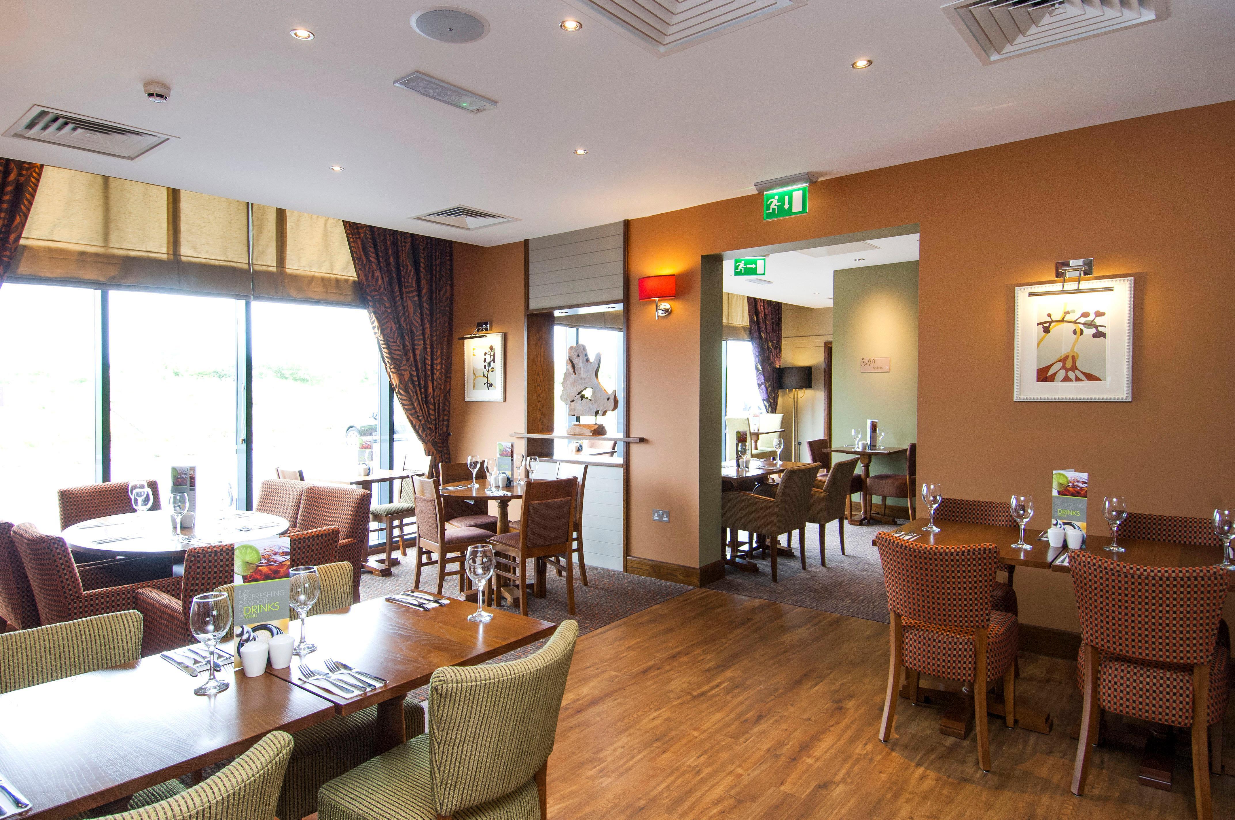 Holiday Inn Express London Stansted Airport By Ihg Stansted Mountfitchet Εξωτερικό φωτογραφία